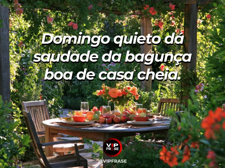 Mensagem sobre saudade, com mesa comprida no quintal com toalha colorida e cadeiras desocupadas.