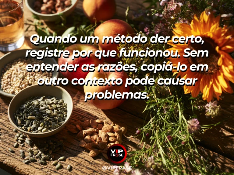 Frase de sabedoria sobre entender o motivo dos acertos, com ferramentas de jardinagem com mudas de espécies diferentes.