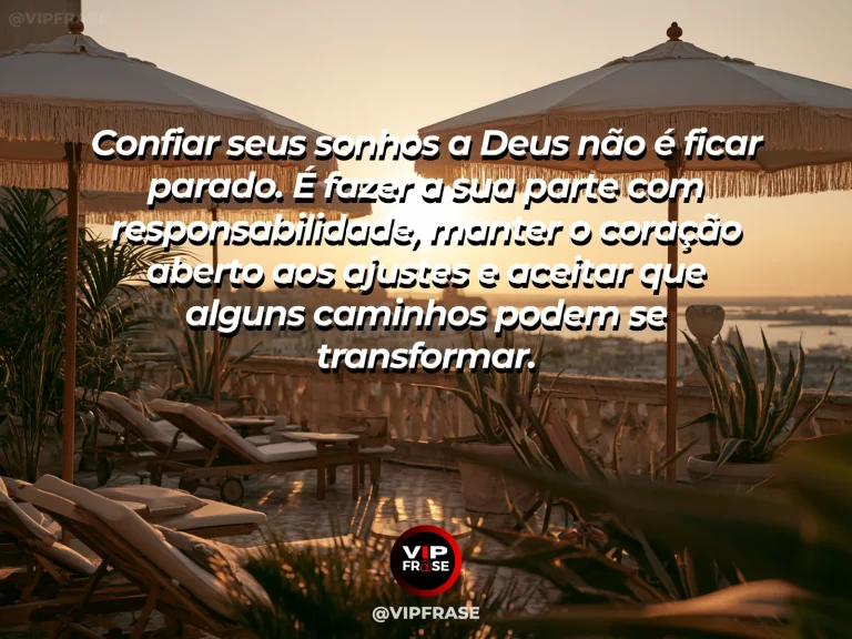 Mensagem sobre Deus com cidade ao longe vista de uma colina ao amanhecer.