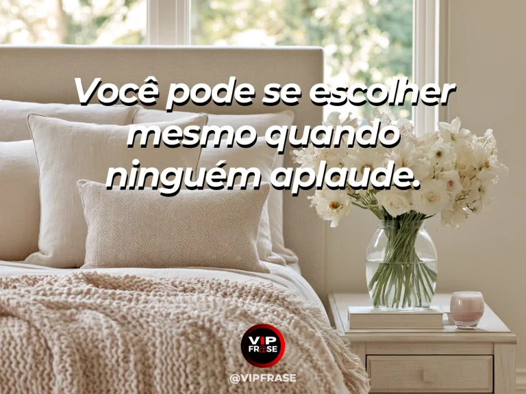Frase de autoestima sobre choosing yourself without applause, com bright cliffside terrace with flowers and open sky