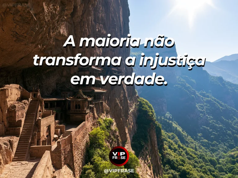 Frase de força sobre escolhas longe da multidão, ilustrada por uma muralha rochosa reta diante de um vasto vale luminoso.