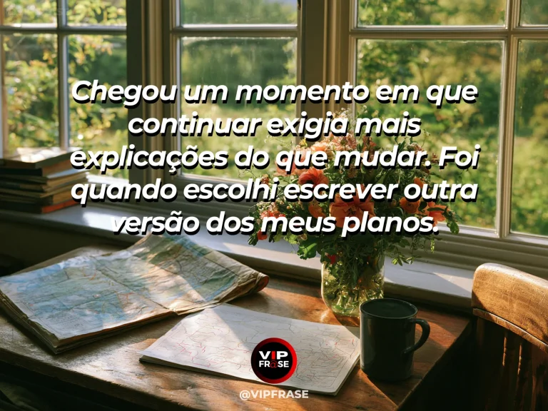 Mensagem de recomeço sobre reformular os planos ao reconhecer a hora de mudar, em mesa com dois esboços, um fechado e outro aberto diante de flores.