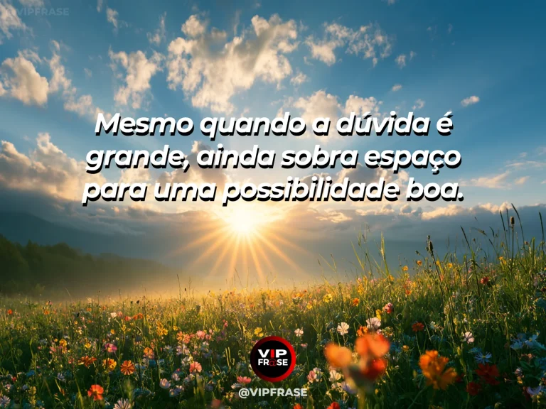 Frase de esperança com céu dramático com uma ampla abertura azul e ensolarada.
