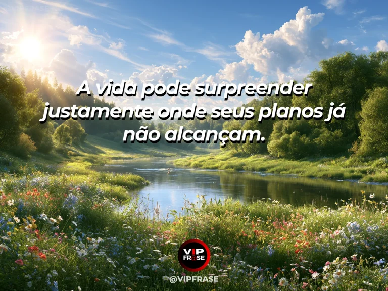 Frase de esperança com cachoeira escondida revelada por entre vegetação tropical.