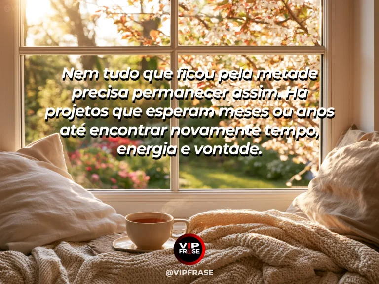 Mensagem de esperança com bancada de criação organizada, caderno aberto e manhã luminosa entrando pela janela