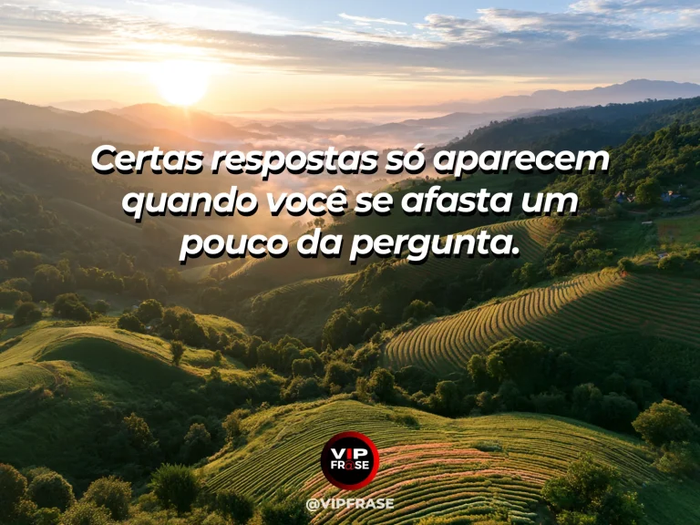 Frase de esperança com vista elevada de um vale com caminhos visíveis ao longe.