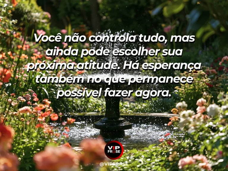 Mãos cuidando de um pequeno jardim em varanda ensolarada, representando uma mensagem de esperança.