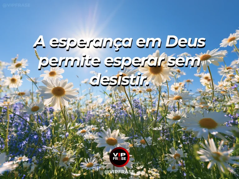 Arte com frase de paz sobre esperança em deus para seguir esperando, em cenário de amanhecer dourado sobre lago com flores brancas em primeiro plano.