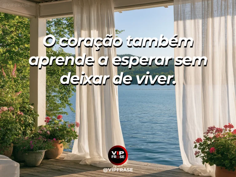 Frase de esperança com varanda serena com flores, café e horizonte ensolarado.