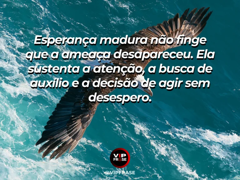Frase de força sobre esperança firme sem negar o perigo, com farol branco sobre penhasco diante de mar agitado e sol entre nuvens.