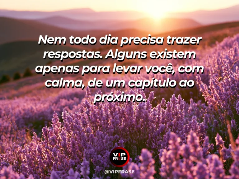 Caderno aberto diante de colinas iluminadas, simbolizando esperança em um novo capítulo.