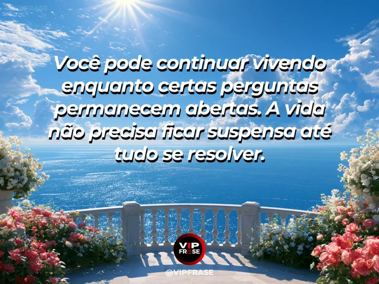 Varanda ampla com horizonte azul e uma mesa preparada para o dia, representando uma mensagem de esperança.