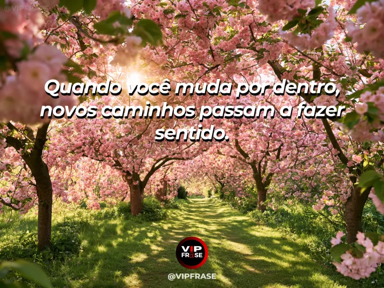 Frase de esperança com trilha surgindo entre árvores floridas em um bosque claro.