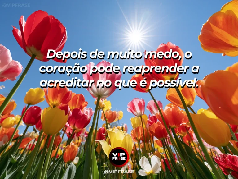 Frase de esperança com flores abrindo sob a primeira luz de uma manhã azul.