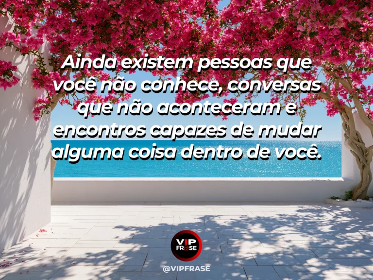 Praça mediterrânea ensolarada com mesas, flores e arquitetura acolhedora, representando uma mensagem de esperança.