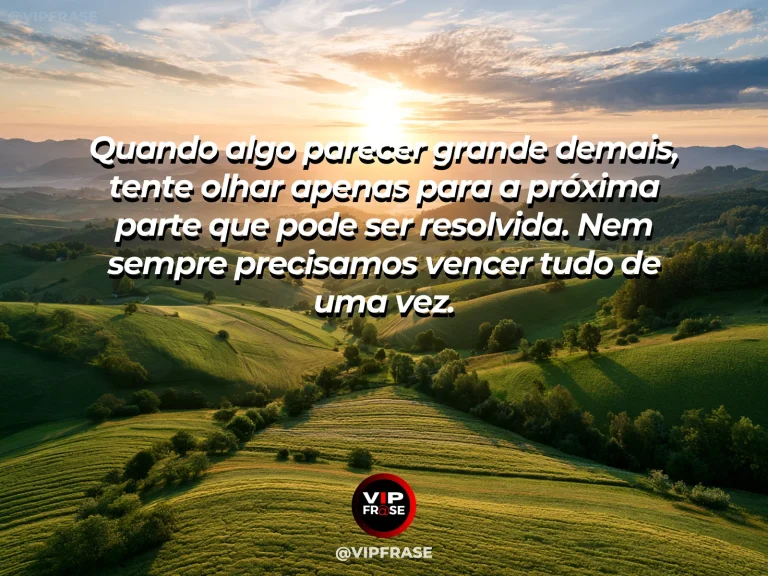 Mensagem de esperança com terraços verdes descendo uma montanha em camadas bem definidas sob o sol