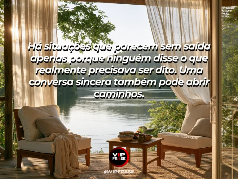 Mensagem de esperança com duas poltronas diante de uma grande janela com jardim e luz quente