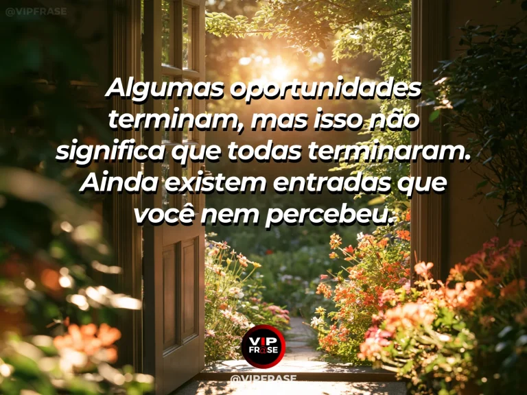 Corredor elegante com várias portas e uma delas aberta para um jardim, representando uma mensagem de esperança.