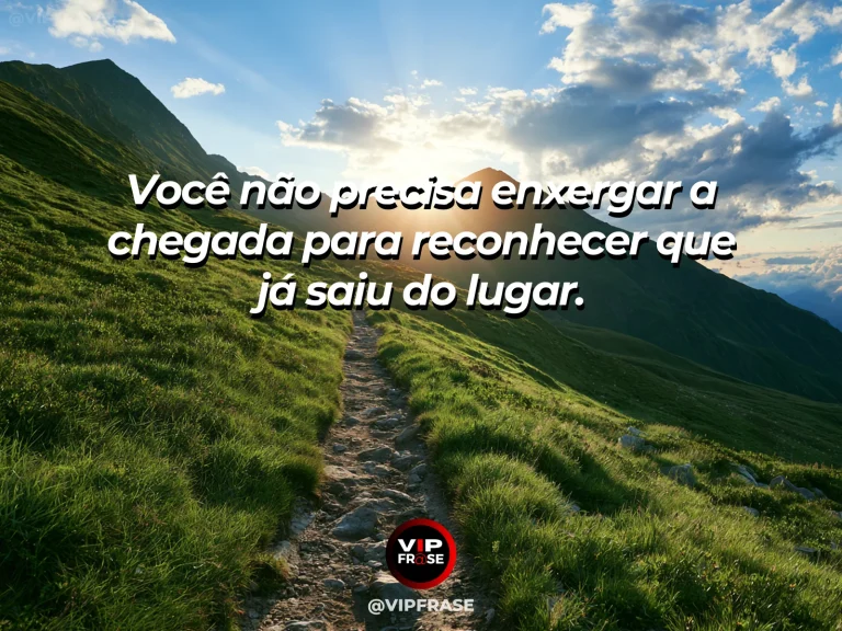 Frase de esperança com caminho longo visto do alto atravessando colinas verdes.