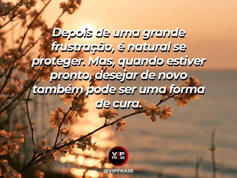 Botão de flor começando a se abrir sob luz dourada, representando uma mensagem de esperança.