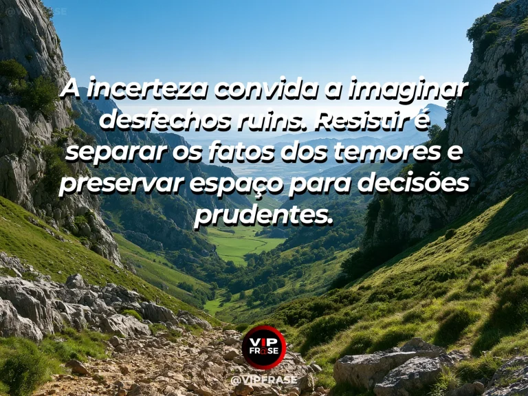 Frase de força sobre esperar sem antecipar tragédias, ilustrada por uma ponte de rocha antiga visível acima de nevoeiro que se dissipa.