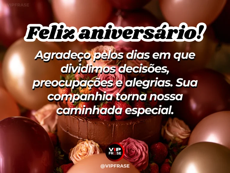 Mensagem de aniversário para esposa sobre gratidão no casamento, com cenário romântico iluminado.