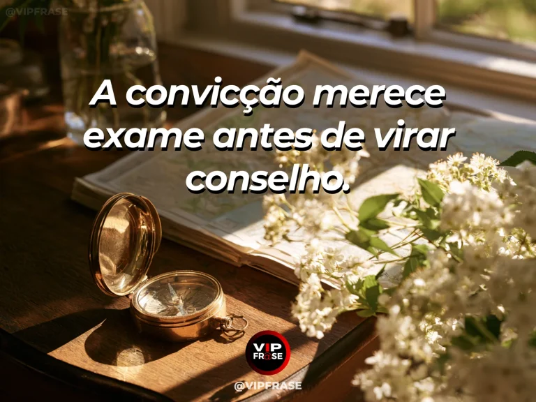 Frase de sabedoria sobre prudência ao aconselhar, com livro fechado sobre mesa de madeira ao lado de uma lupa sem inscrições e flores.