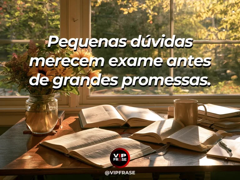 Frase de sabedoria sobre dúvidas antes de promessas importantes, com lupa antiga de latão sobre caderno sem texto e flores amarelas.