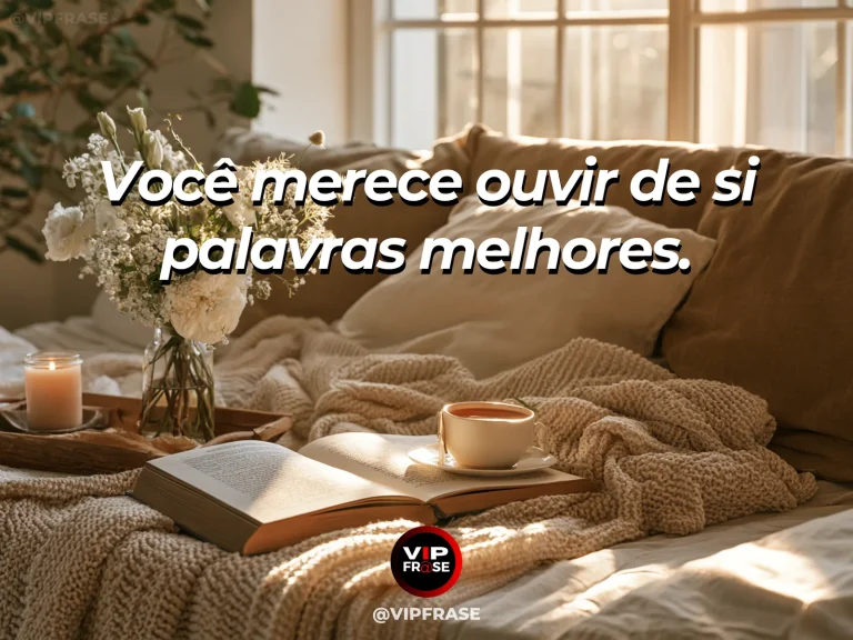 Frase de autoestima sobre a kinder inner voice, com sunlit journal beside flowers and tea
