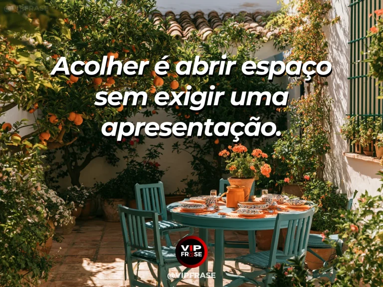 Frase sobre família e a arte de deixar chegar, com porta da frente aberta para pátio florido em dia de sol.