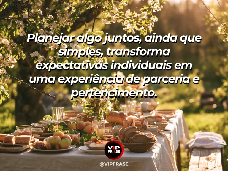 Arte com frase sobre família e a beleza dos planos compartilhados, em cena de mesa com caderno fechado flores e duas canecas.