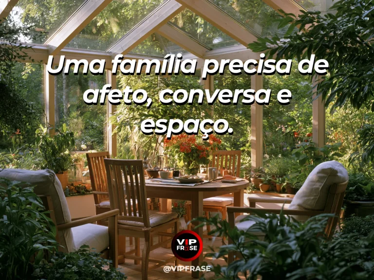 Frase sobre família e a casa que respira, com sala clara com janelas abertas, plantas e cadeiras espaçadas.