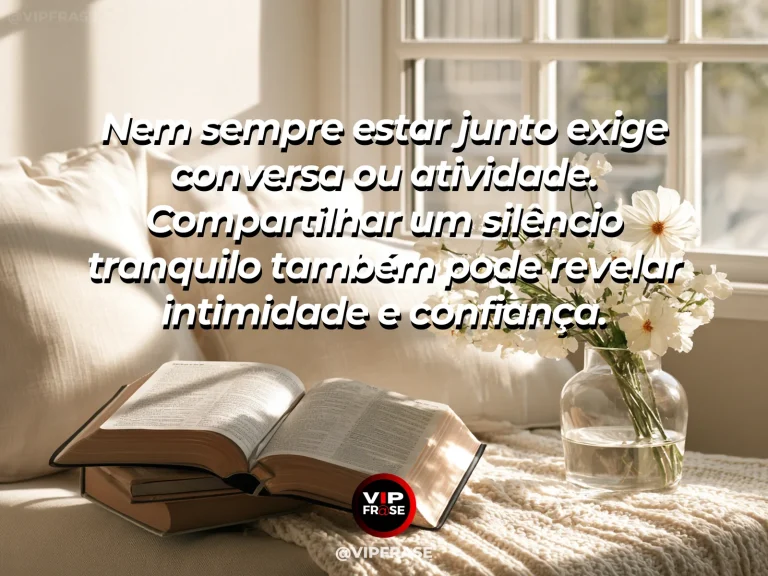Arte com frase sobre família e a importancia dos intervalos, em cena de duas poltronas perto da janela com flores e livros.