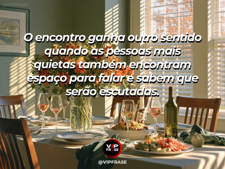 Arte com frase sobre família e a mesa onde todos tem voz, em cena de mesa circular iluminada com cadeiras confortáveis e flores.