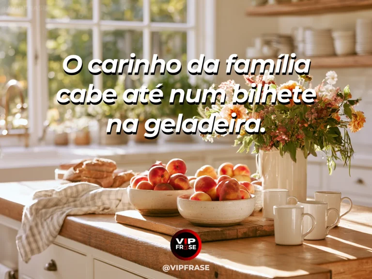 Frase sobre família e a presença nas entrelinhas, com cozinha familiar acolhedora com pequeno papel na geladeira e flores frescas.