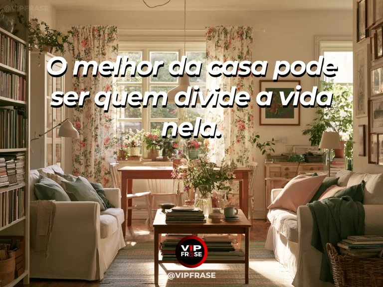 Arte com frase sobre família e a riqueza do convivio, em cena de sala iluminada com almofadas coloridas e flores frescas.