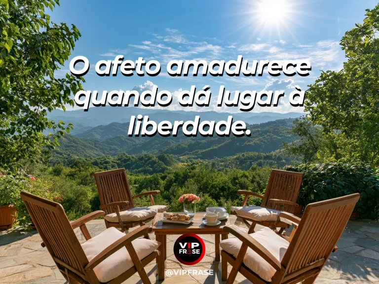 Arte com frase sobre família e amor com espaco, em cena de jardim amplo com duas cadeiras separadas pelo gramado.