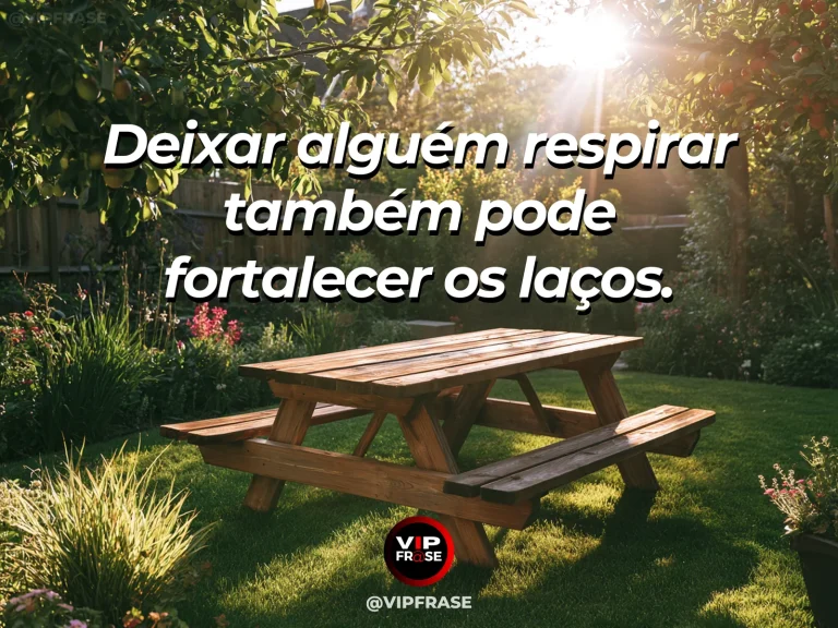 Mensagem sobre família e aprender a dar espaço, com banco de jardim e gramado amplo iluminado.