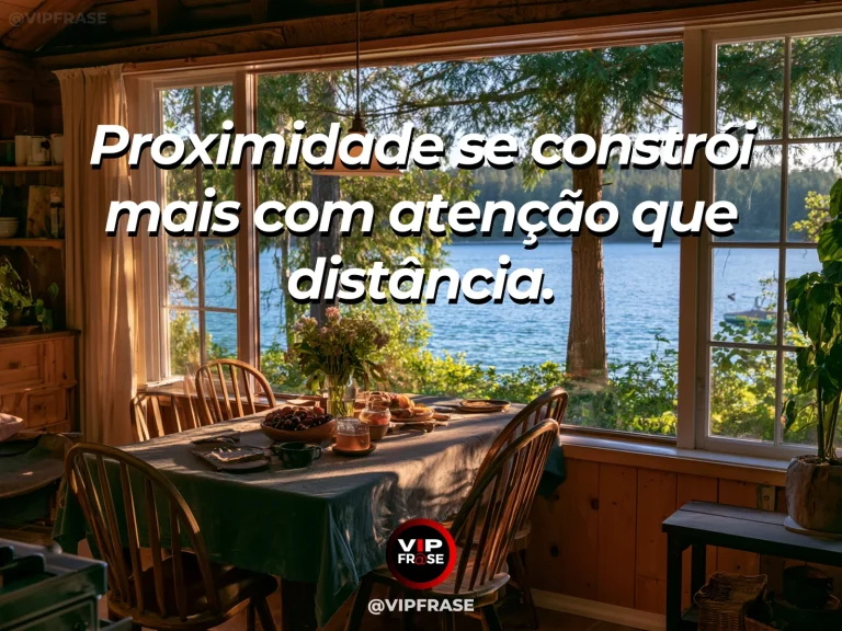 Arte com frase sobre família e escolher permanecer perto, em cena de cadeiras próximas em varanda aberta com vista verde.