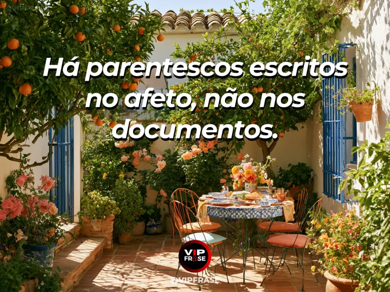 Arte com frase sobre família e familia de coracao, em cena de mesa de madeira acolhedora com cadeiras de estilos diferentes.