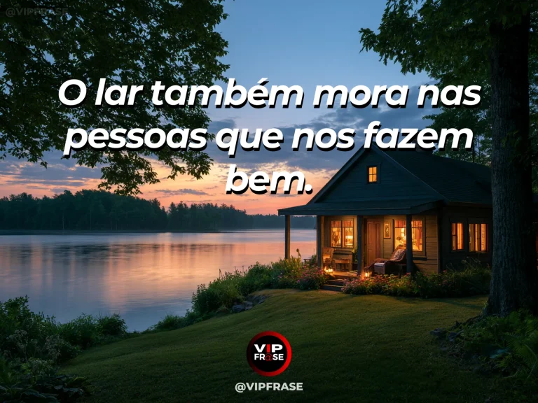 Arte com frase sobre família e lar alem das paredes, em cena de casa campestre com janela iluminada entre árvores.