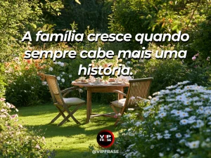 Frase sobre família e lugar à mesa, com mesa redonda com cadeira adicional entre vasos coloridos.