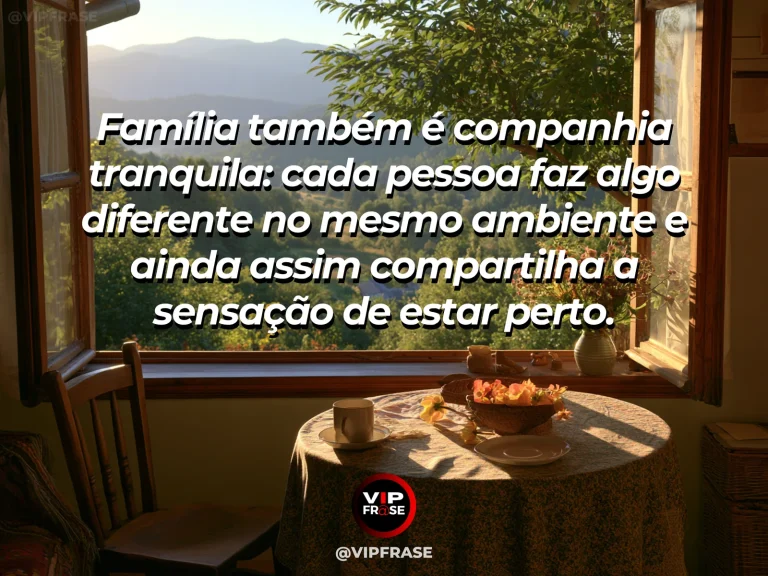 Frase sobre família e o espaço para descansar juntos, com sala acolhedora com livros, sofá e cadeiras junto à janela.