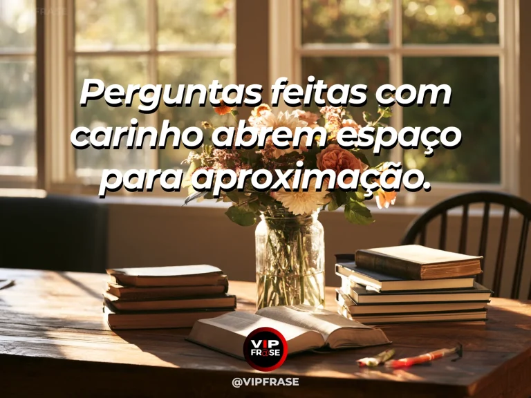 Mensagem sobre família e o valor das boas perguntas, com caderno aberto sem escrita e duas xícaras.