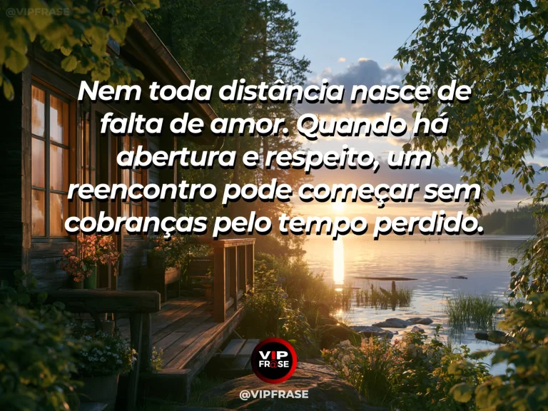 Frase sobre família e os reencontros depois de longos silêncios, com caminho de jardim com portão aberto e sol suave de fim de tarde.
