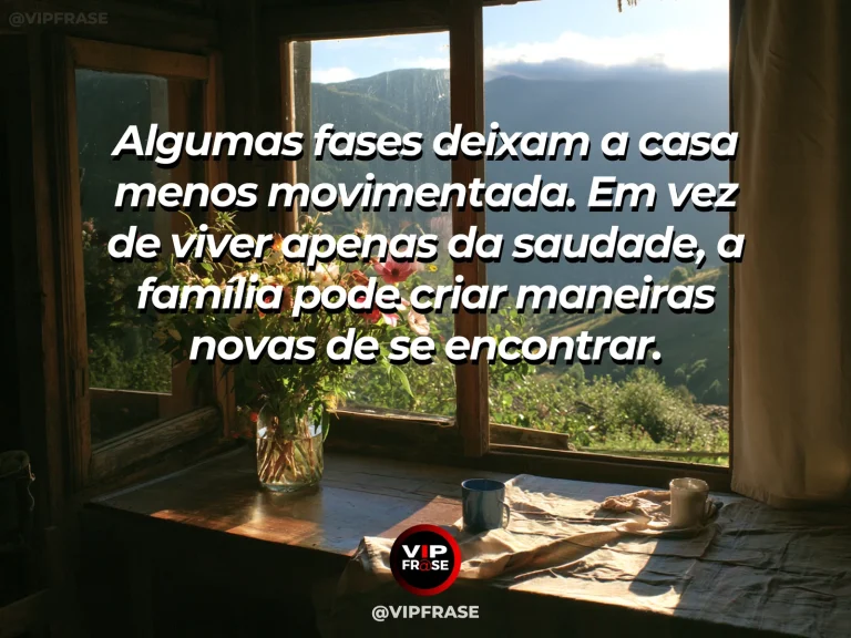 Mensagem sobre família e quando a casa fica mais silenciosa, com casa quieta com luz do entardecer nas janelas.