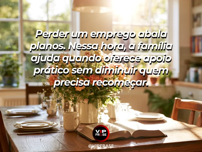 Mensagem sobre apoio da família no desemprego com conversa em mesa iluminada.