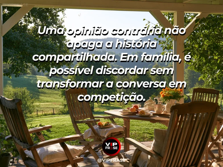 Frase sobre família e valorizar quem pensa diferente, com duas poltronas de estilos diferentes diante de janela com flores.
