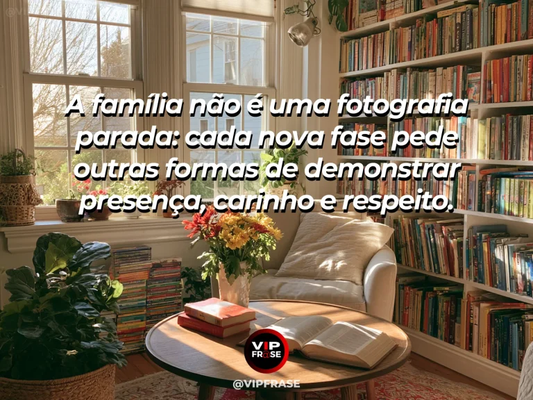 Arte com frase sobre família e vinculo que acolhe novos capitulos, em cena de sala viva com livros novos e antigos e flores à janela.