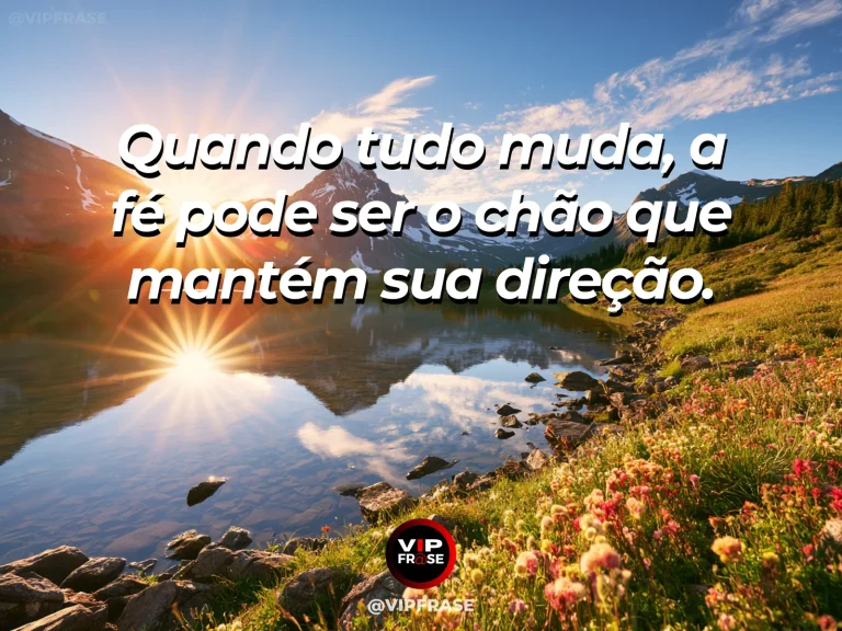 Frase de fé sobre estabilidade em tempos de mudança, com passarela de madeira atravessando manguezal verde ao fim da tarde.